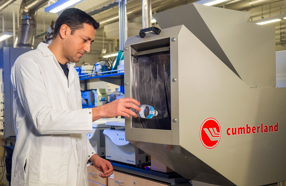 Mohammad Arjmand博士在实验室测试塑料物体