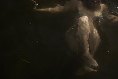 杰米·布莱克的艺术作品“重新沉浸”/淹没在黑暗水中的女人