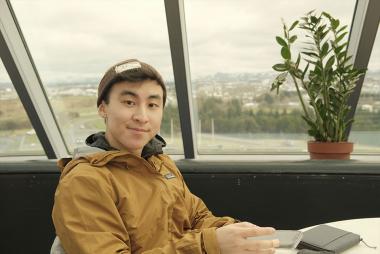开云体育要一倍流水英属哥伦比亚大学工程系毕业生Michael Ko坐在窗户旁，俯瞰着冰岛的景色，对着镜头微笑