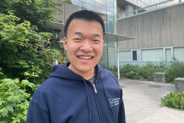 开云体育要一倍流水UBC计算机工程专业的学生Fisher Xue对着镜头微笑。他的中心是他身后的一座建筑和绿色植物。
