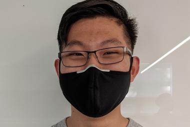开云体育要一倍流水UBC工程物理校友James Wu戴着黑色口罩对着镜头微笑