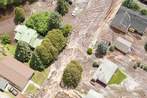 航拍图像俯瞰洪水对房屋和树木的破坏