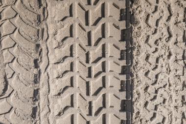 沙子上的垂直橡胶轮胎印