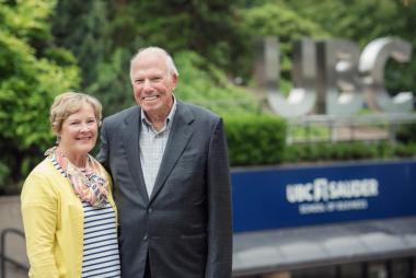 肯和希拉·麦克阿瑟在UBC校园开云体育要一倍流水